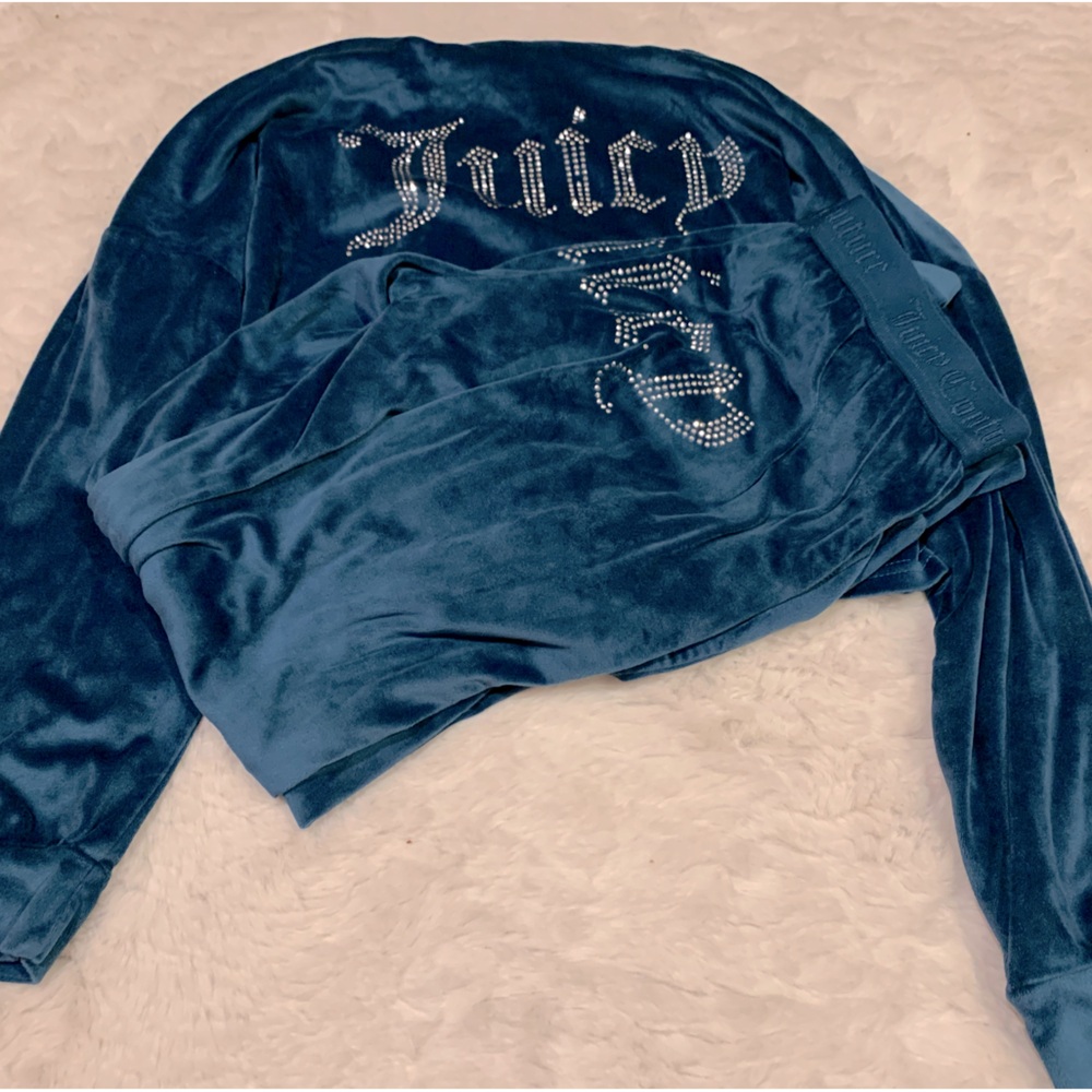Women’s Juicy Couture Velvet Pajama Set!